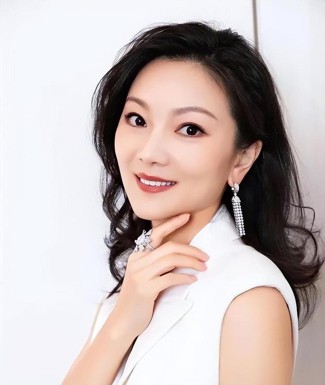 记者：切尔西仍在持续关注尤文边卫坎比亚索，球员想去巴萨