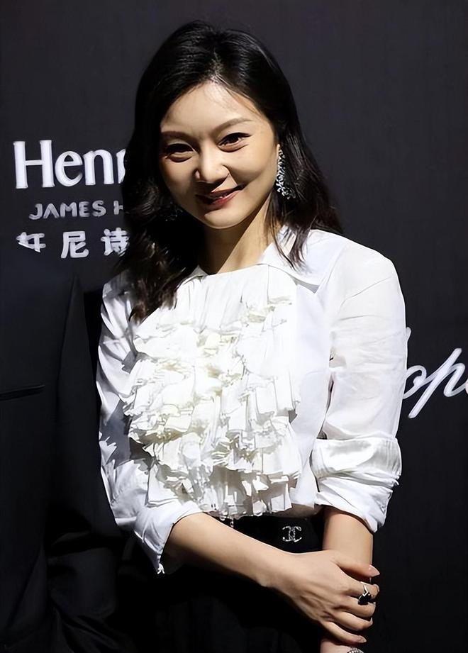 记者：切尔西仍在持续关注尤文边卫坎比亚索，球员想去巴萨